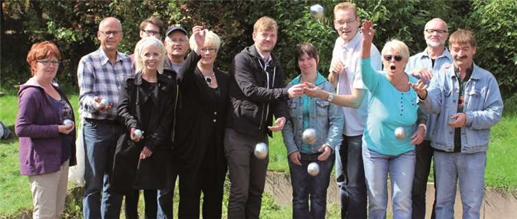 Ortsvorsteher Christian Franké nahm für das Siegerteam aus den Händen von Denny Blank die „rote Wutz“ entgegegen. privat