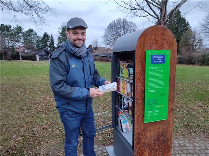 Ortsvorsteher Daniel Südhof neben dem neuen Bücherschrank. Foto: privat