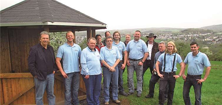 Ortsvorsteher Dietrich Rühle (l.) gratuliert den Altwieder „Burschen“ zur Fertigstellung des Unterstandes.privat