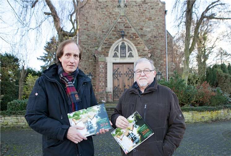 Ortsvorsteher Dr. Franz-Josef Schneider (l.) und Künstler Bruno Wisoka stellten vor der Vettelhovener Kapelle den Vettelhovener Kunstkalender vor.JOST