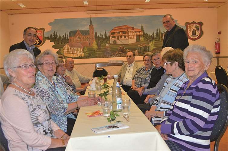 Ortsvorsteher Egmond Eich und Kooperator Johannes Steffens im Gespräch mit den Senioren.