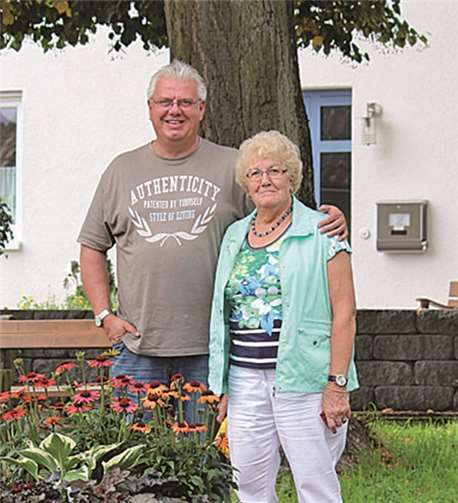 Ortsvorsteher Frank Schaback und Patin Wiltrud Schumann. privat