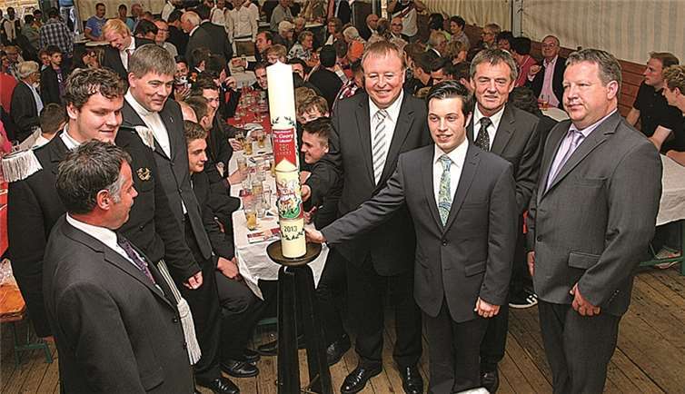 Ortsvorsteher Friedhelm Münch gratulierte im Namen der Gemeinde mit einer über 14 Pfund schweren Kerze.