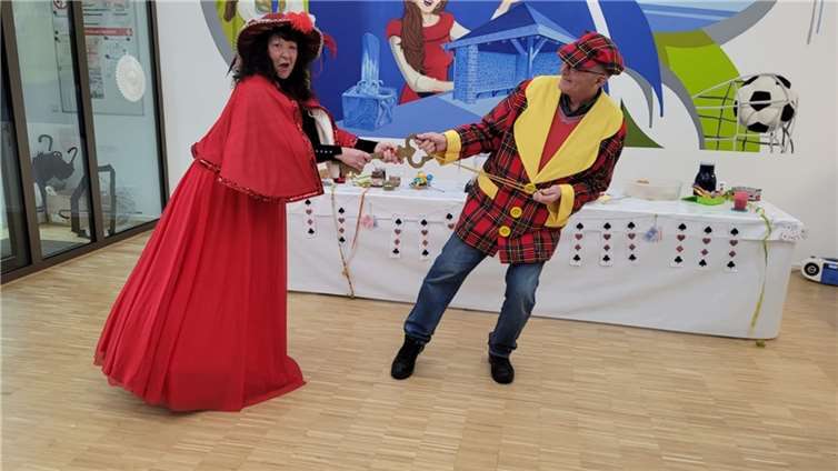 Ortsvorsteher Günter Martin konnte sich der Schlüsselübergabe an die Obermöhn nicht verwehren.  Fotos: privat