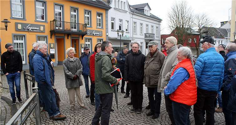 Ortsvorsteher Gunter Windheuser im angeregten Dialog mit den Teilnehmern des Stadtrundgangs. RÜ