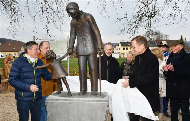 Ortsvorsteher Gunter Windheuser und Bürgermeister Andreas Geron enthüllten die Bronzeskulptur.