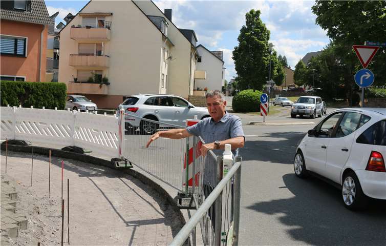 Ortsvorsteher Gunter Windheuser zeigt sich erfreut, das die Baumaßnahme für mehr Verkehrssicherheit an der Einmündung Kölnerstraße umgesetzt wird. Foto: FRIEDSAM. Werbeagentur