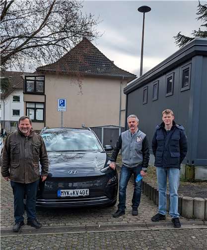 „E-Bürgerauto“ in Namedy stationiert Ortsvorsteher Hartmut Dressel (links) freut sich mit den Kümmerern Wolfgang Wieler und Benedikt Fischer (rechts) darüber, dass nun die Namedyer das E-Bürgerauto nutzen können. Foto: Stadt Andernach/Mona Maar