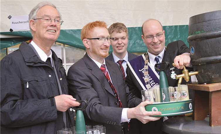 Ortsvorsteher Heinz-Peter Hammer (2. v. l.) eröffnete mit dem Fassanstich am Samstag offiziell die Kirmes im Beisein von Dechant Dr. Johannes Meyer (l.). AB