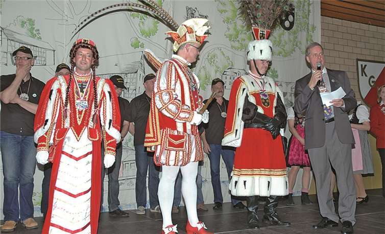 Ortsvorsteher Heinz-Willi Schmitt (re.) proklamiert das Morenhovener Dreigestirn. RFW