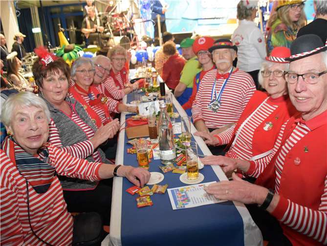 Ortsvorsteher Hermann Leunig (3. v.r.) hatte auf der Prunksitzung mit seiner Truppe eine Menge Spaß.