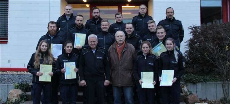 Ortsvorsteher Hermann Leuning, Polizeidirektor Carsten Westerkamp (vorne Mitte) und Polizeihauptkommissar Lewin Aldenkirchs (rechts hinten) mit den ehrenamtlichen Sammlerinnen und Sammlern der Polizeiausbildungslehrgänge. privat