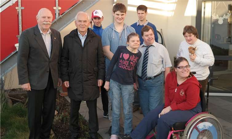 Ortsvorsteher Hermann Leuning und Vize-Bürgermeister Dr. Robert Datzer mit Bewohnerinnen und Bewohnern des Hephata-Wohnhauses im Kammerfeld in Heimerzheim. privat