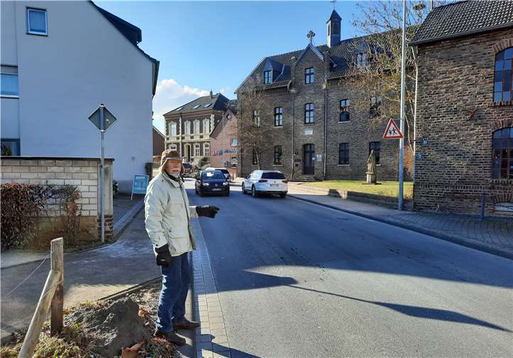 Ortsvorsteher Hermann Leuning vor Kindergarten und Seniorentreff an der Kölner Straße. Foto: privat