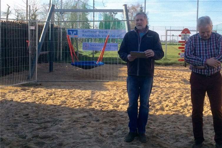 Ortsvorsteher Holger Klöß (l.) und Bürgermeister Stefan Raetz übergaben des neue Spielgerät offiziell.