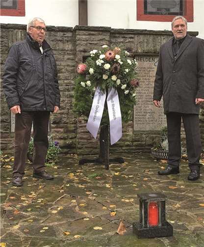 Ortsvorsteher Holger Klöß (rechts) und Friedhelm Schurz bei der Kranzniederlegung am Niederdreeser Ehrenmal. privat
