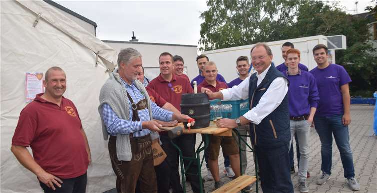 Ortsvorsteher Holger Klöß und Ratsherr Kurt Brozio eröffnen die Niederdreeser Kirmes mit dem Fassanstich.EICH