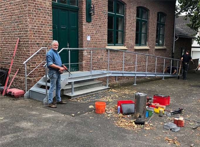 Ortsvorsteher Holger Klöß vor der neuen Rampe.