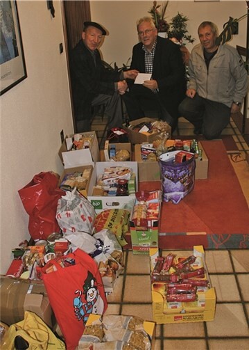 Ortsvorsteher Josef Breuer (Mitte) überreichte die Lebensmittel an Waldemar Schmidt (l.) und Jakob Lepp (r.) von der Tafel. privat