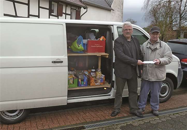 Ortsvorsteher Josef Breuer übergab die Lebensmittel- und Geldspenden an einen Mitarbeiter der Tafel. privat