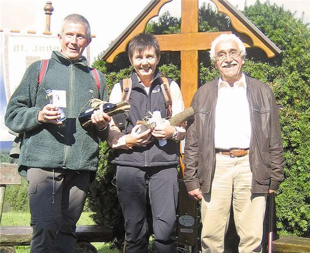 Ortsvorsteher Josef Groß aus Arft (rechts) ehrte die beiden Jubiläums-Wallfahrer Friedel Kläser und Edith Anders von der Sankt Jodokus-Bruderschaft Fritzdorf. 