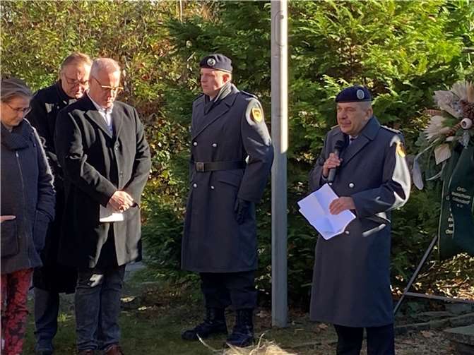 Ortsvorsteher Jürgen Bröhl (l.), Redner Oberst Norbert Schmidt (r.) mit Mikro.