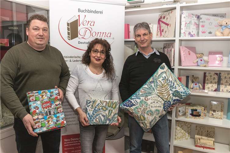 Ortsvorsteher Jürgen Koffer (r.) gratulierte der erfolgreichen Unternehmerin Stefania Polch und ihrem Mann Andreas anlässlich des Weltfrauentages. Foto: privat