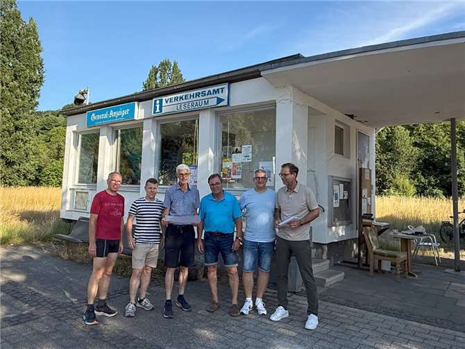 Ortsvorsteher Jürgen Werf (re.) und die weiteren Mitglieder der FWG-Fraktion setzen sich für ein Nahversorgungsangebot in dem neu zubauenden Tourismusgebäude ein. Foto: FWG Sinzig, Melanie Hürlimann