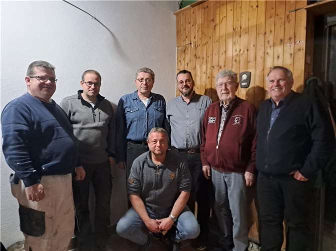 Ortsvorsteher K.H.Wilhelmy ( erster von rechts ) gratulierte der erfolgreichen Mannschaft.  Foto: Sara Brach