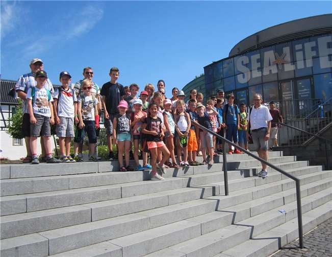 Ortsvorsteher Karl-Heinz Arzdorf und die Ausflügler des fünften Koisdorfer Kindertages.Privat