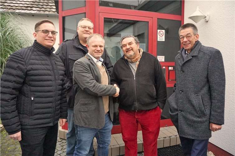 Ortsvorsteher Markus Blank, Vermieter Marc Roos, Oberbürgermeister Jan Einig und Stadtrat Martin Hahn begrüßen Markus Abts (MVZ) an seinem neuen Standort. Foto: FF