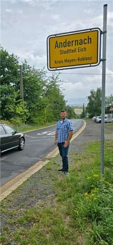 Ortsvorsteher Maximilian Janz (FWG) in der Straße „Im Breitholz“ – hier wird 2025 ein Fahrbahnteiler mit Gehwegübergang entstehen. Foto: privat