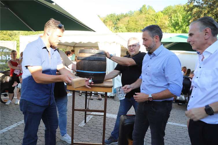 Eicher feierten traditionelle Kirmes auf dem Dorfplatz Ortsvorsteher Maximilian Janz beim Fassanstich.