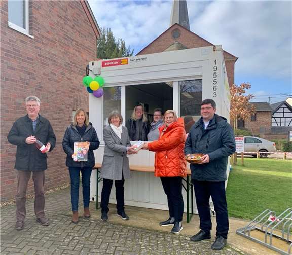 Ortsvorsteher Menth, Fr. Wilhelmi, Büchereileiterin Langer, Büchereimitarbeiterin Sternal, Büchereimitarbeiterin Fingerhut, Bürgermeisterin Kalkbrenner, Pater Marek. Foto: privat