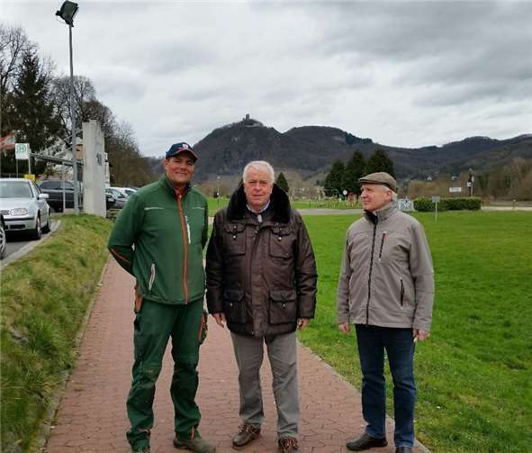 Ortsvorsteher Michael Berndt (links) und Günther Ellersiek (rechts) vom Ortsbeirat informierten MdL Guido Ernst. privat