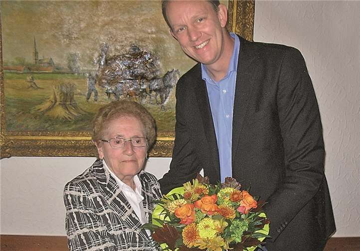 Ortsvorsteher Michael Kappl gratulierte Mathilde Schmitz.privat