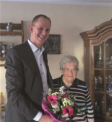 Ortsvorsteher Michael Kappl gratulierte der Jubilarin Klara Scheuer. privat