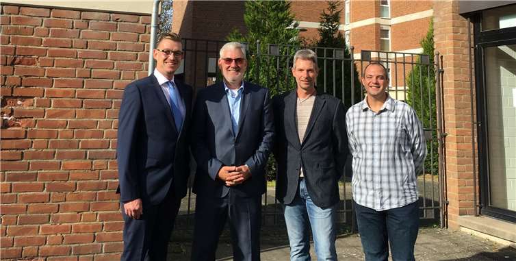 Ortsvorsteher Michael Sell (2. v.l.) freute sich über die Spende, die Marco Deckers (l.), Udo Althoff und Jan Kindel überreichten.Foto: privat