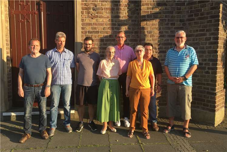 Ortsvorsteher Michael Sell (re.) und Ehrenbürgerin Erika Meyer zu Drewer (4. v.l.) gratulieren dem neuen Vorstand um Marco Deckers (5.v.l.).Foto: privat