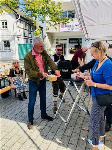 Ortsvorsteher Michael Sell schlägt das Geburtstagsfass an. Fotos: privat