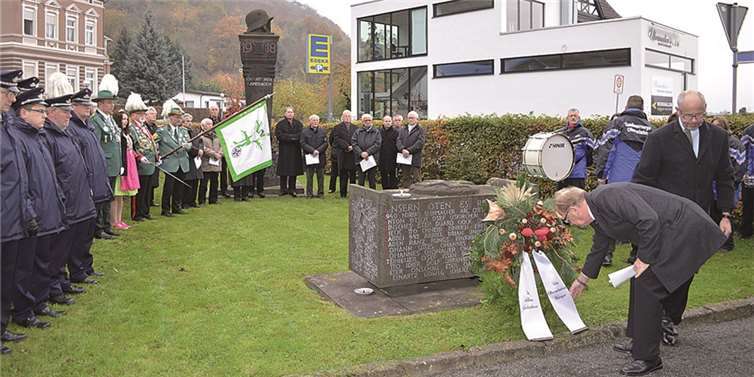 Ortsvorsteher Norbert Matthias bei der Kranzniederlegung.AB