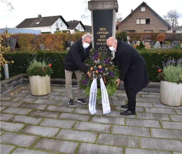 Ortsvorsteher Norbert Sauren und Michael Stetten vom Ortsausschuss, legten am Volkstrauertag einen Kranz am Ehrenmal der Opfer der Kriege und Gewaltherrschaft nieder.Fotos: Alfred Eich