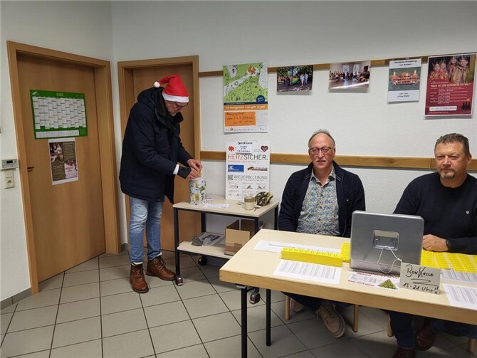 Ortsvorsteher Olaf Wulf befüllt beim diesjährigen Adventstreffen die Spendenbox. Dieter Moog & Mike Nawratil blicken, vertretend für den gesamten Ortsbeirat, zufrieden auf die gesamte Aktion.  Foto: Nicole Wolter
