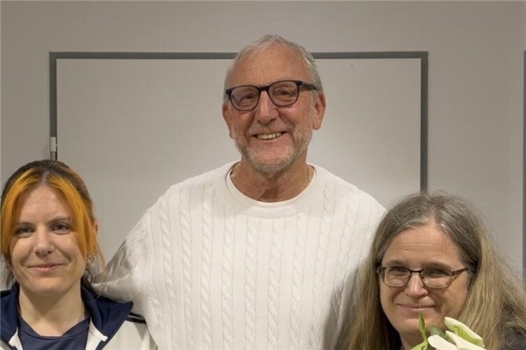 Ortsvorsteher Olaf Wulf begrüßt und bedankt sich mit einem „kleinen“ Blumengruß bei Silke Weiland-Hübner und Barbara Adams.