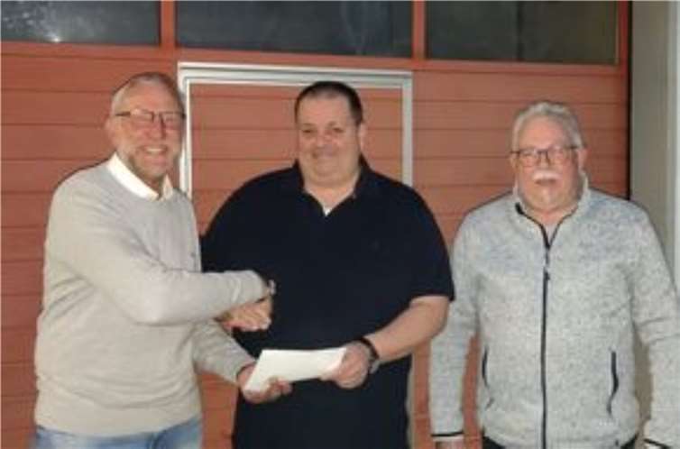 Ortsvorsteher Olaf Wulf bei der Übergabe an die Hallengemeinschaft in Person von Georg Schmahl, Vorsitzender und Hans-Willi Jungbluth, Kassenwart.  Foto: Sven Holstein