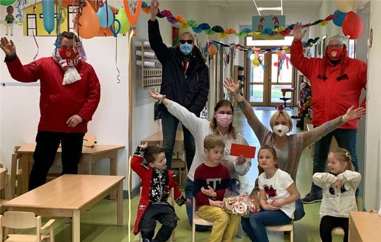 Ortsvorsteher Olaf Wulf zusammen mit Bianka Meyer, „Präsidentix“ und „Vizefix“ bei den Oedinger „Höhenzwergen“ Diese, und ihre Betreuerinnen zeigten sich fasziniert von dem überraschenden Besuch. Foto: privat