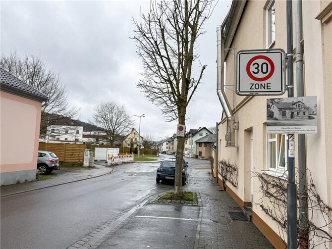 Ortsvorsteher Reiner Friedsam appelliert an die Verkehrsteilnehmer zur Einhaltung der neuen Tempo-30-Zone.  Foto: Reiner Friedsam