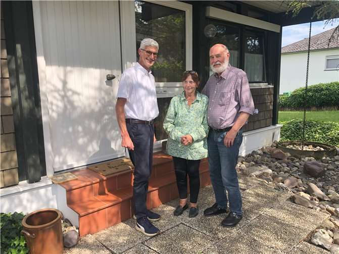 Ortsvorsteher Reiner Friedsam gratulierte anlässlich der Goldenen Hochzeit dem Jubelpaar Hans und Waltraud Kettler zu 50 Jahren Zweisamkeit.  Foto: Melanie Hürlimann