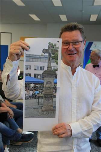 Ortsvorsteher Richard Linder mit einem Foto des alten Wegekreuzes von 1758, das seit der Flut als verschollen galt.  Foto: GS