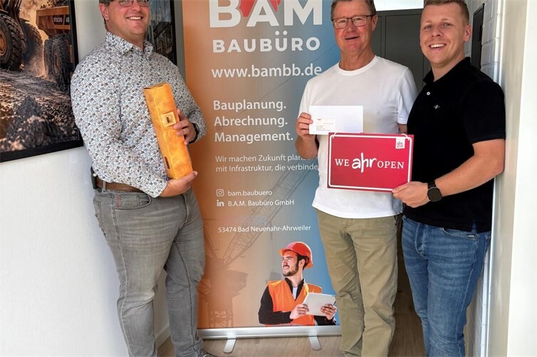 Ortsvorsteher Richard Lindner gratuliert den beiden Geschäftsführern  der Fa. B.A.M. Robert Helmrich und Fabian Liedke herzliche zur Eröffnung der neuen Geschäftsräume in der Ringener Straße in Bad Neuenahr
